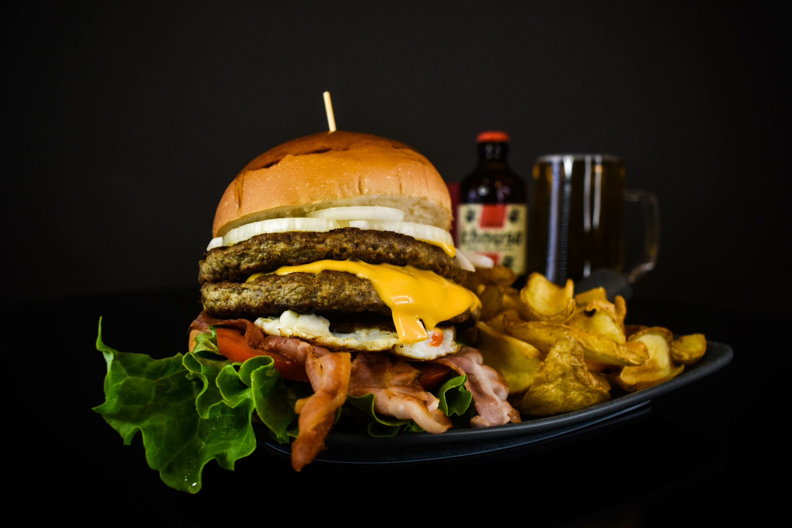 Delizioso hamburger con bacon di Hamburgeria Mordi accompagnato da una Ichnusa