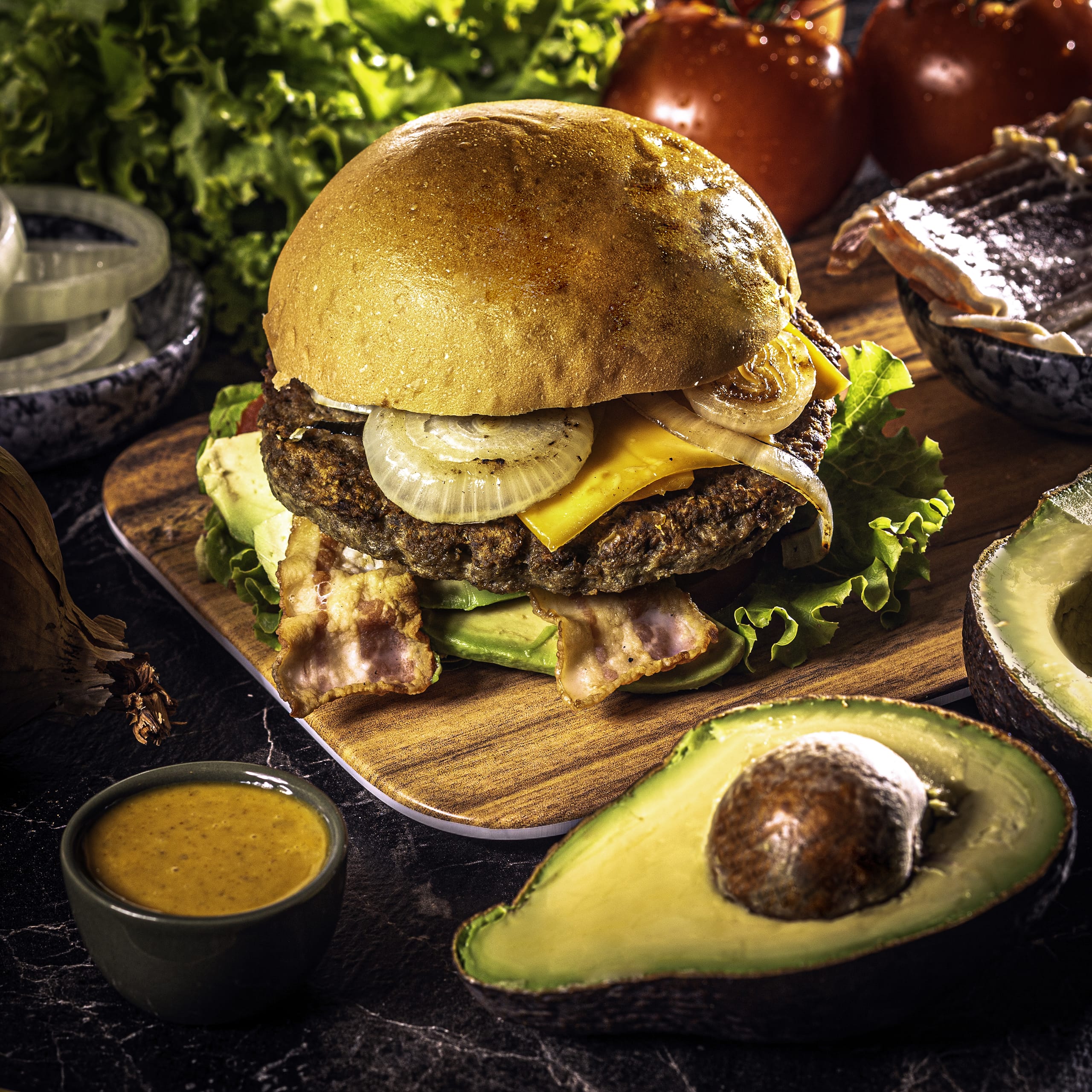 Hamburguer e avocado servito da Hamburgeria Mordi