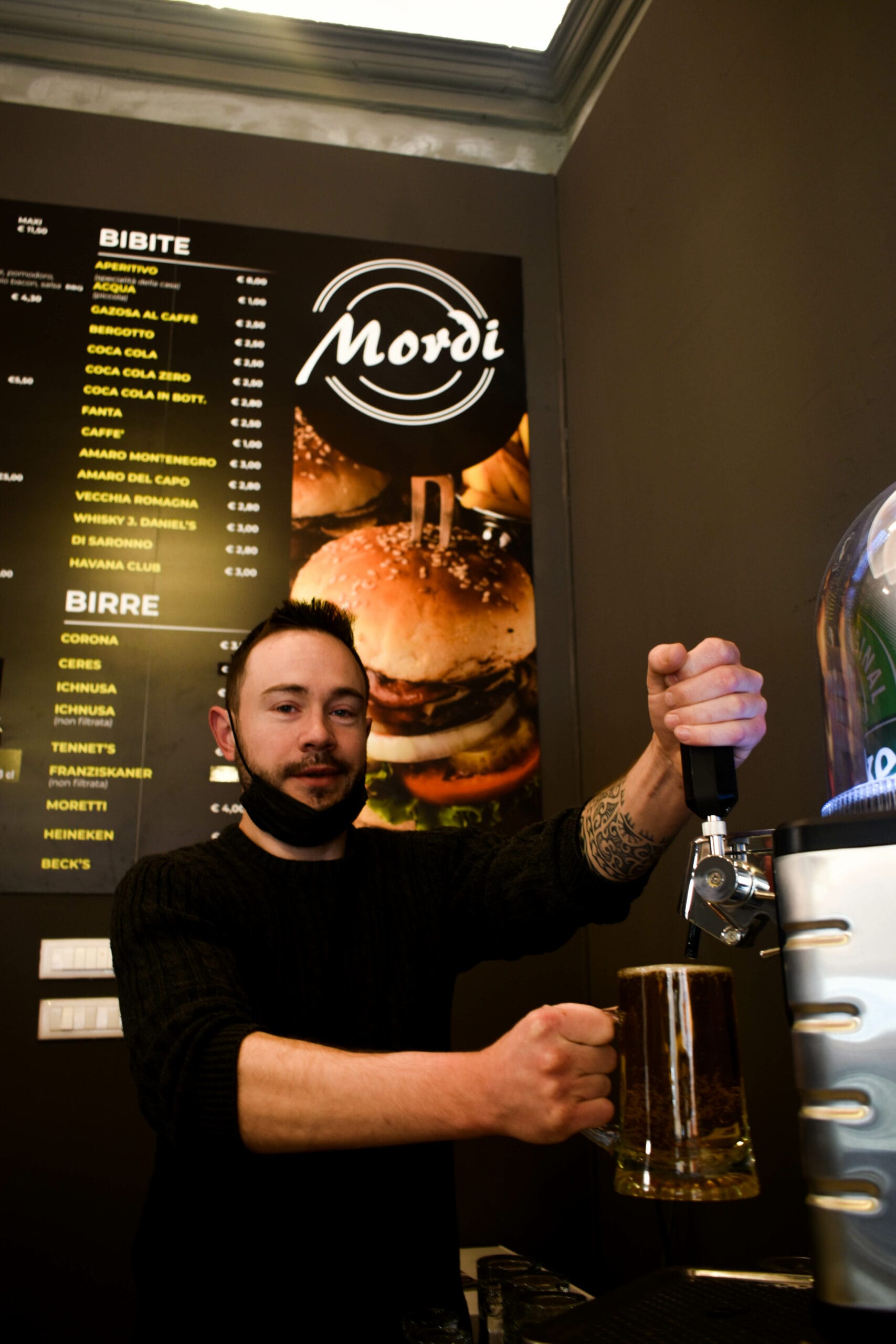 Ivan Crilov preparando una birra alla spina