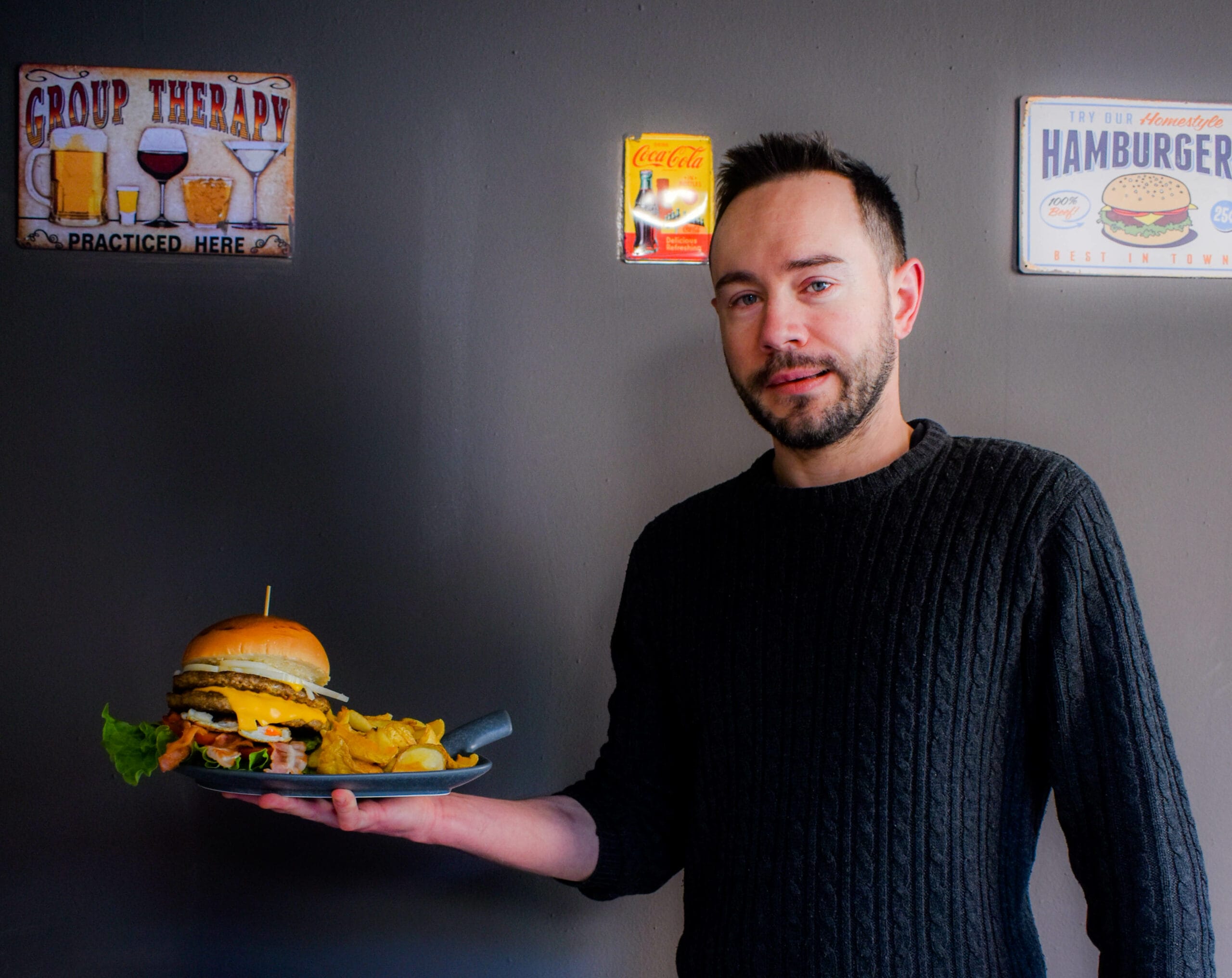 Ivan Crilov con un ha,burguer delizioso di Hamburgeria Mordi